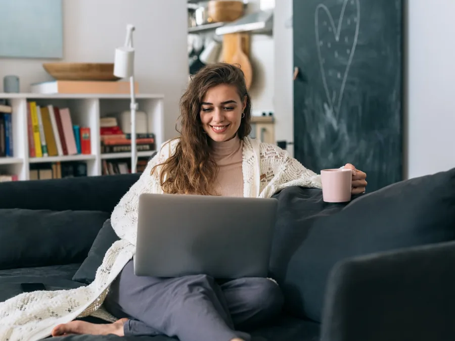 Vállalkozó otthonról, laptop előtt nézi át a személyre szabott pályázati ajánlásokat
